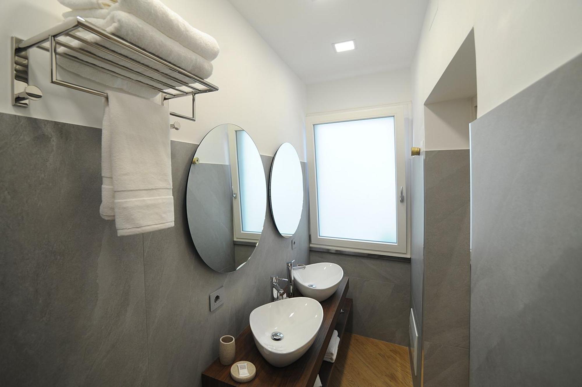 Mom Apartment Rooms&Suites 蒂沃利 外观 照片