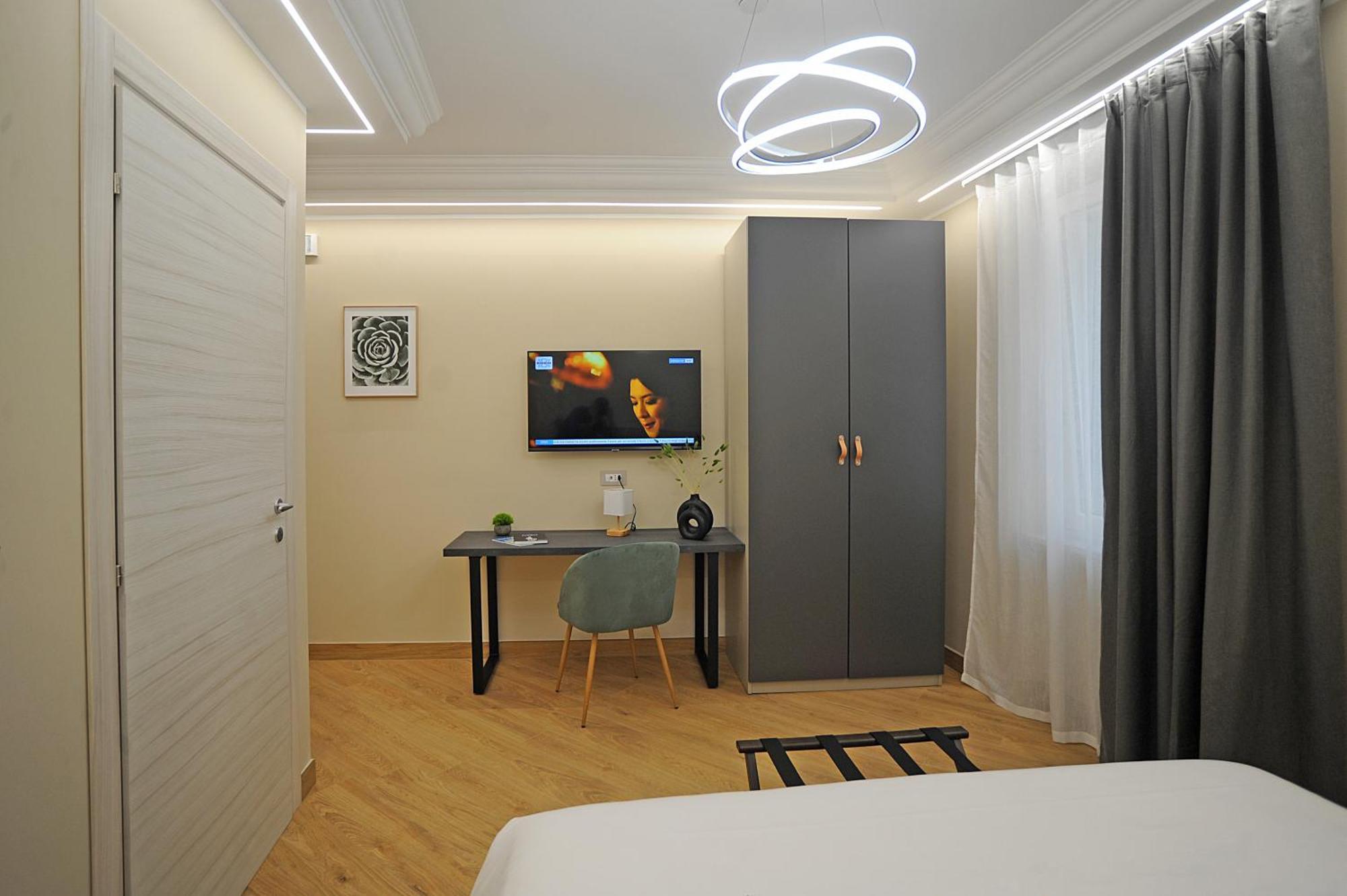 Mom Apartment Rooms&Suites 蒂沃利 外观 照片
