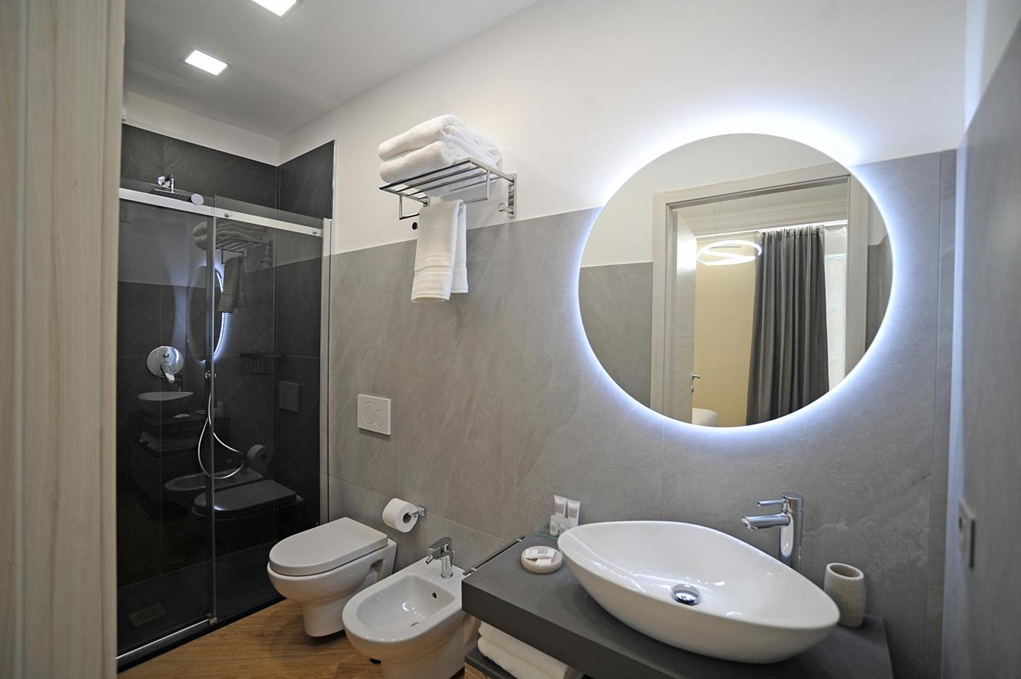Mom Apartment Rooms&Suites 蒂沃利 外观 照片