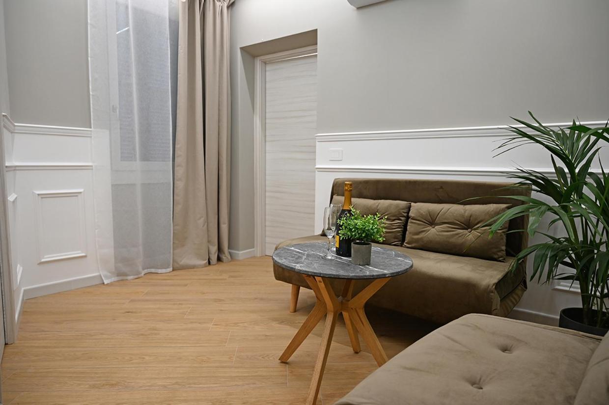 Mom Apartment Rooms&Suites 蒂沃利 外观 照片