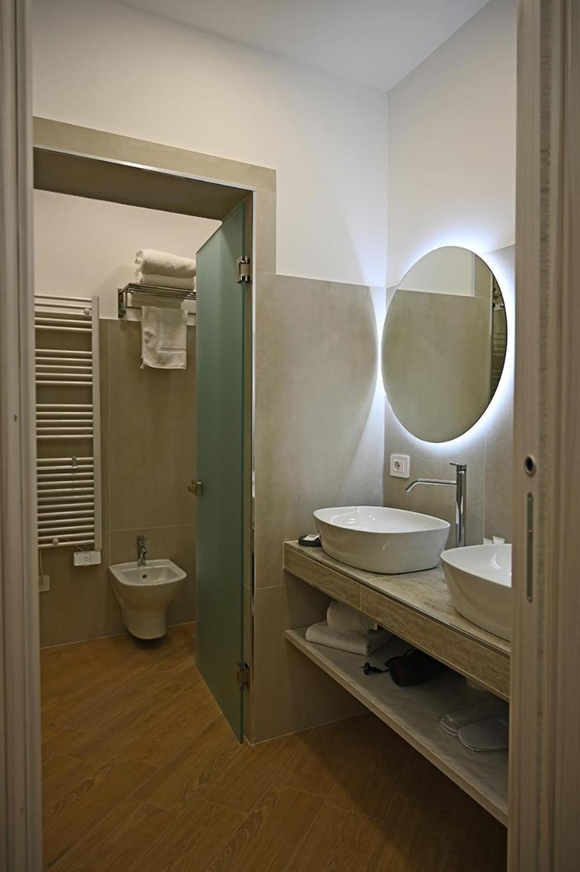 Mom Apartment Rooms&Suites 蒂沃利 外观 照片