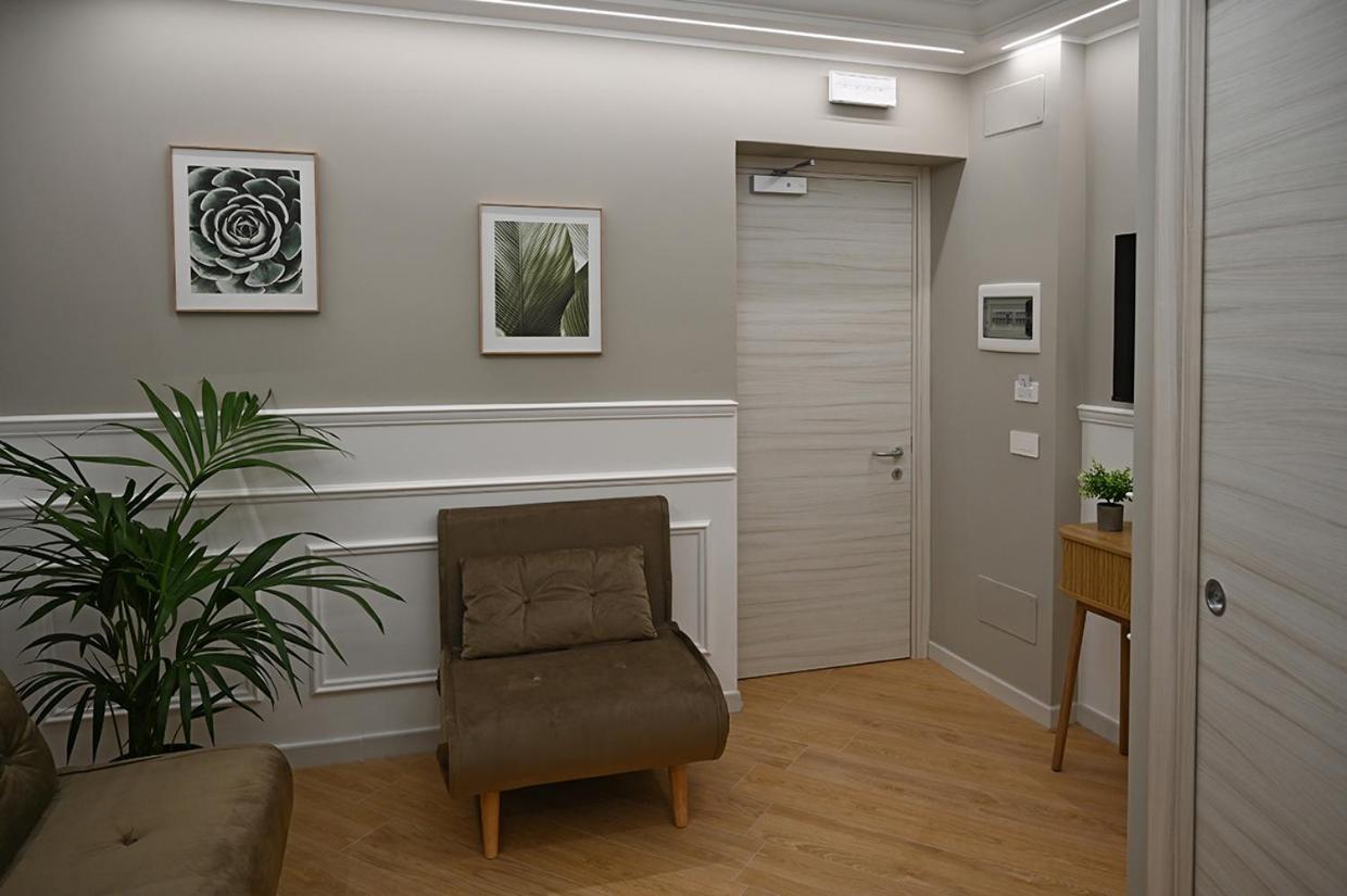 Mom Apartment Rooms&Suites 蒂沃利 外观 照片